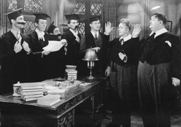 A CHUMP AT OXFORD (1940) – Komedi Laurel & Hardy rutin dengan akhir yang menakjubkan |