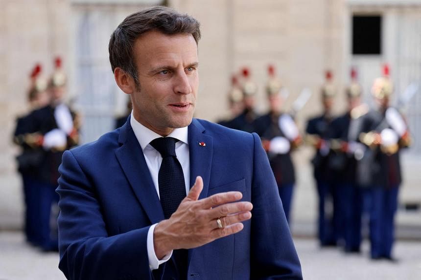 Macron memilih kontinuitas dalam perombakan pemerintahan