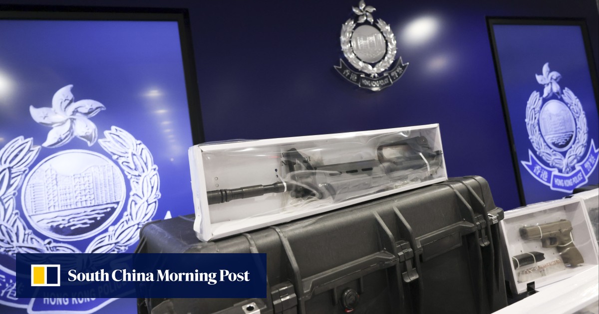 Pria Hong Kong ditangkap setelah polisi menyita gudang senjata mini berisi 18 pistol, lebih dari 100 peluru, 11 pisau dan pistol setrum