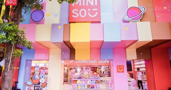 MINISO Meluncurkan Toko Koleksi IP Pertama dengan Etalase Berwarna-warni di Vietnam, Berita Bisnis